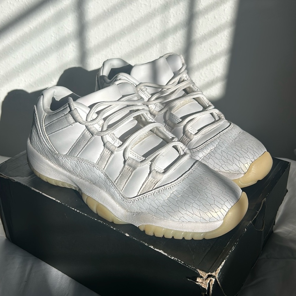Jordans retro 11 low white/pearl snakeskin